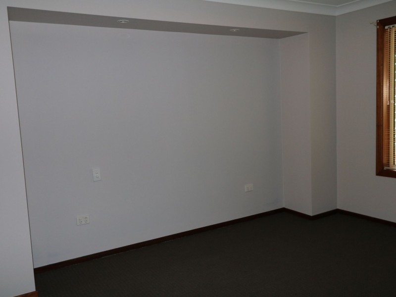 83 Dalman Parkway, Glenfield Park NSW 2650