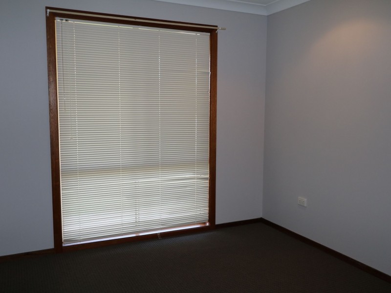 83 Dalman Parkway, Glenfield Park NSW 2650