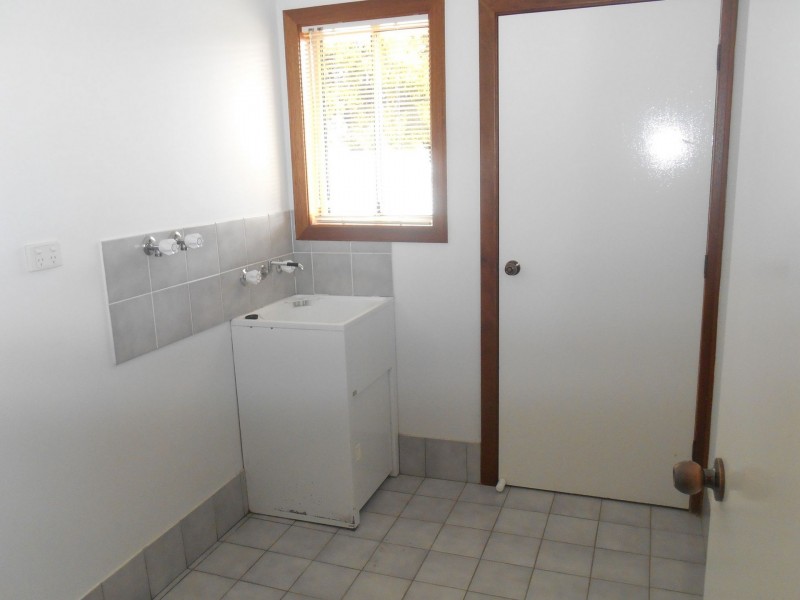 83 Dalman Parkway, Glenfield Park NSW 2650