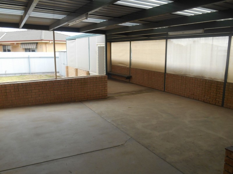 83 Dalman Parkway, Glenfield Park NSW 2650