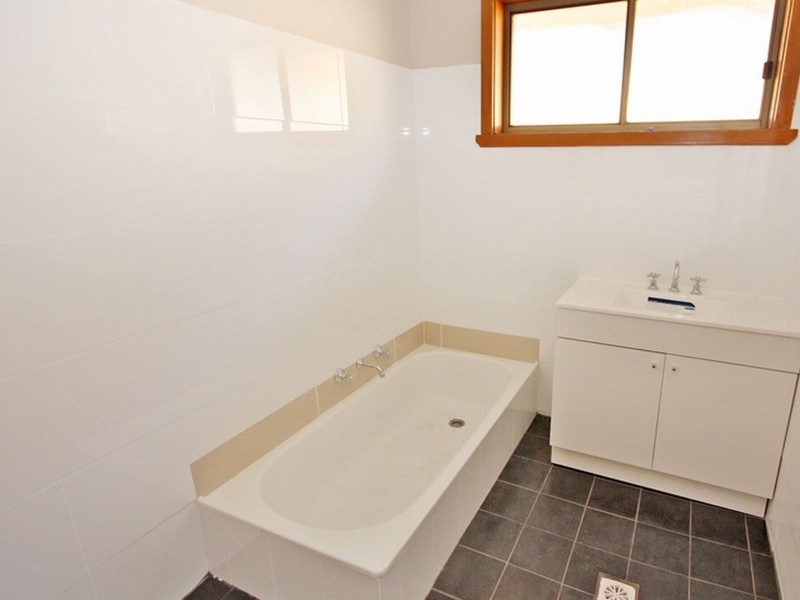 3 Finch Place, Mount Austin NSW 2650