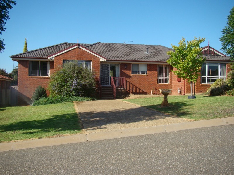 2 Delvin Place, Kooringal NSW 2650