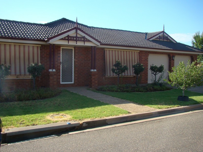 2 Delvin Place, Kooringal NSW 2650