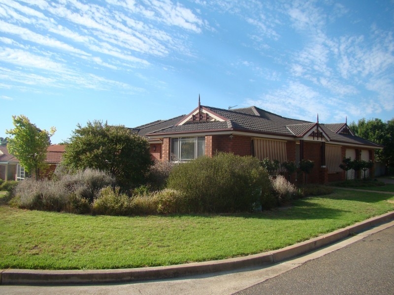 2 Delvin Place, Kooringal NSW 2650