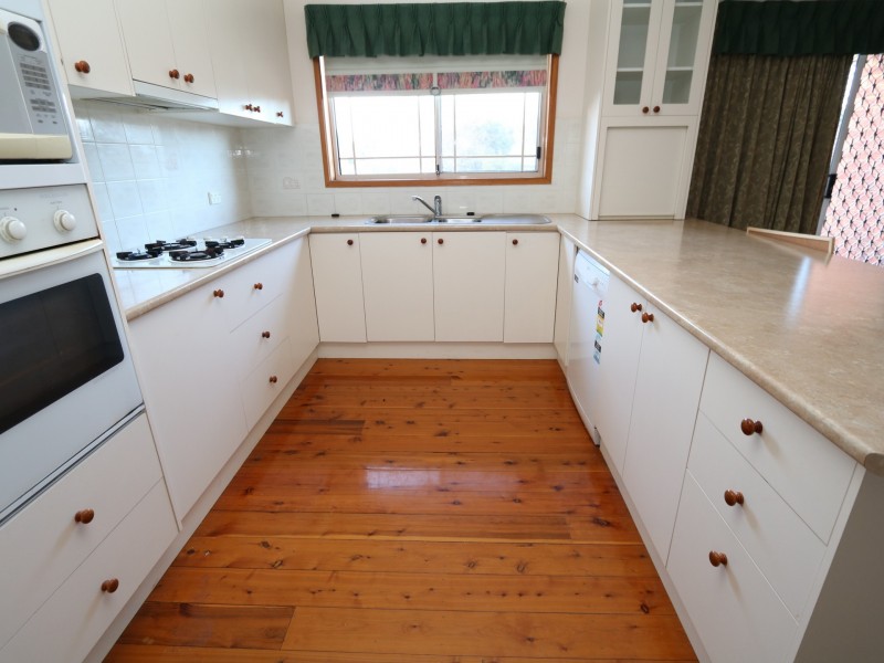 2 Delvin Place, Kooringal NSW 2650