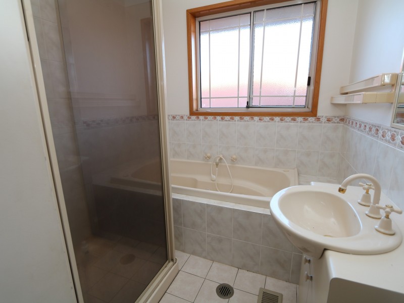 2 Delvin Place, Kooringal NSW 2650