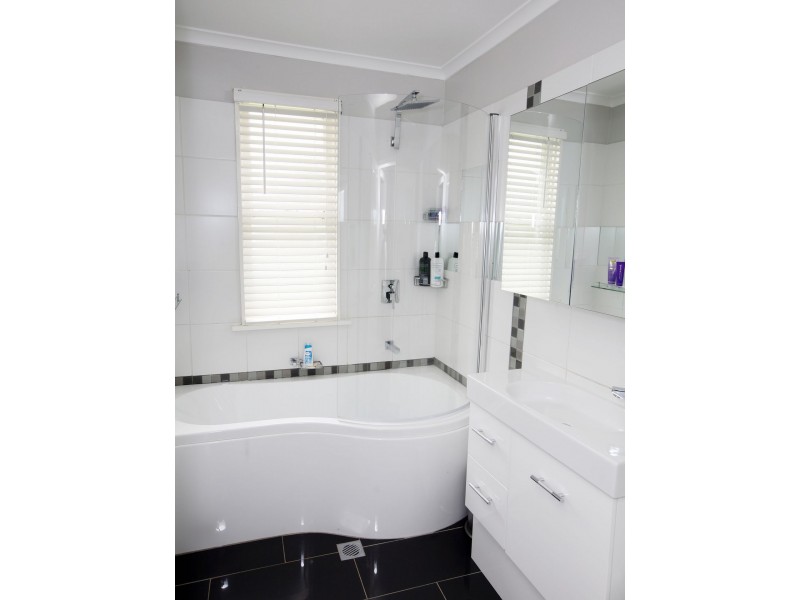 30 Gilmore Avenue, Mount Austin NSW 2650