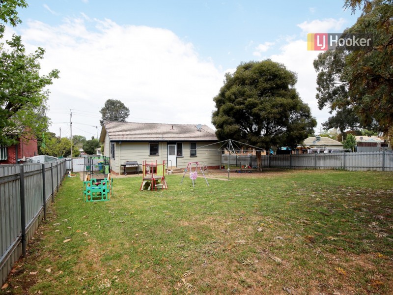 17 Ziegler Avenue, Kooringal NSW 2650