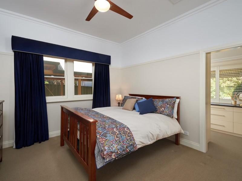 1 Sunshine Avenue, Turvey Park NSW 2650