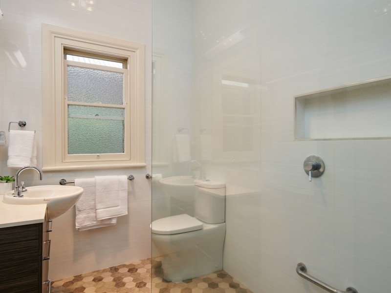 1 Sunshine Avenue, Turvey Park NSW 2650