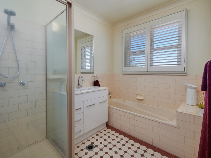 1 Sunshine Avenue, Turvey Park NSW 2650