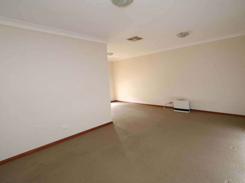 6 Boyd Place, Tolland NSW 2650