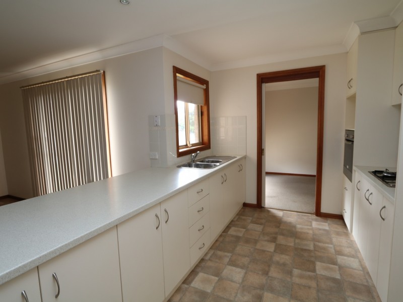 6 Boyd Place, Tolland NSW 2650