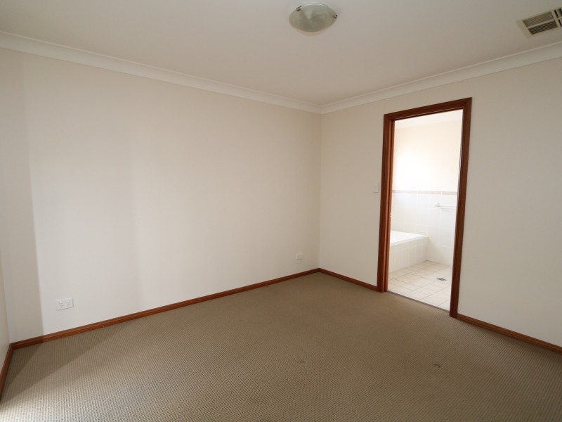 6 Boyd Place, Tolland NSW 2650