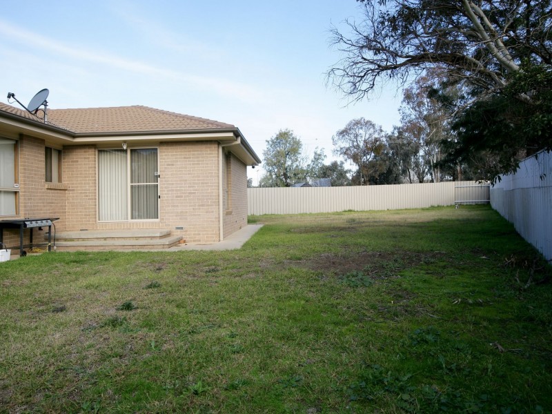 6 Boyd Place, Tolland NSW 2650