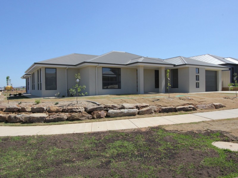 2/12 Paradise Drive, Gobbagombalin NSW 2650