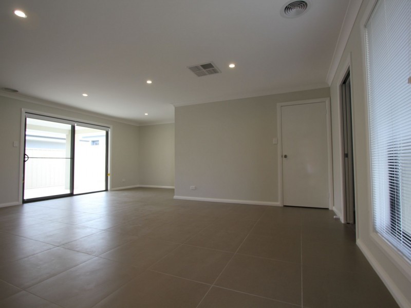 2/12 Paradise Drive, Gobbagombalin NSW 2650