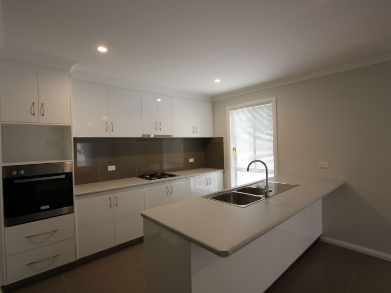2/12 Paradise Drive, Gobbagombalin NSW 2650