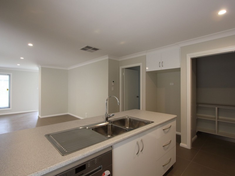 2/12 Paradise Drive, Gobbagombalin NSW 2650
