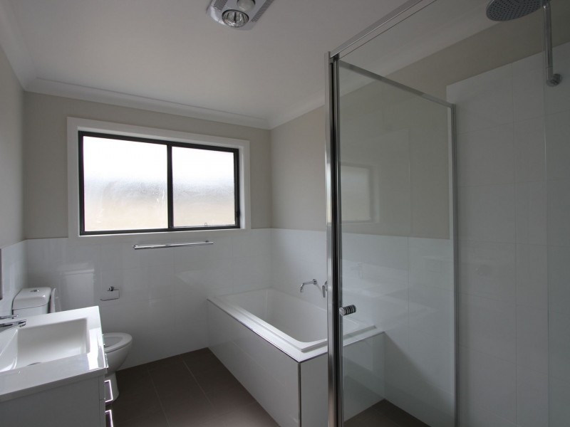 2/12 Paradise Drive, Gobbagombalin NSW 2650