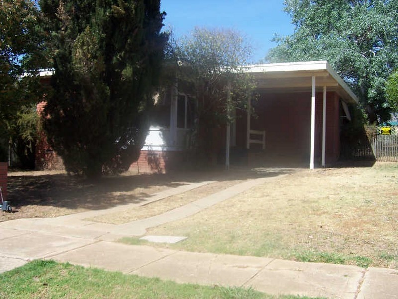 2 Immarna Place, Kooringal NSW 2650