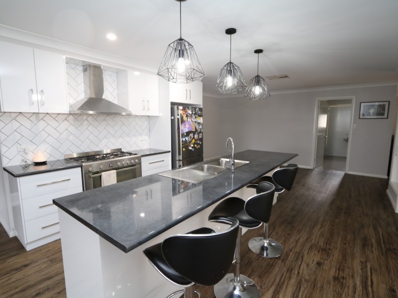 9 Morris Crescent, Gobbagombalin NSW 2650