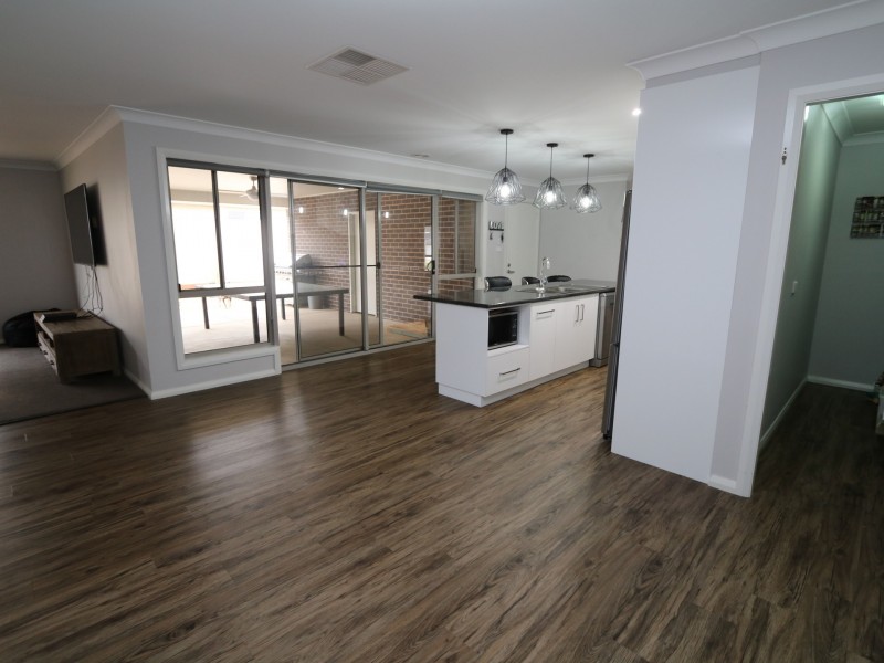 9 Morris Crescent, Gobbagombalin NSW 2650