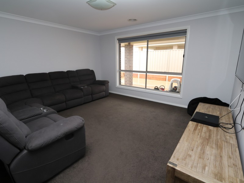 9 Morris Crescent, Gobbagombalin NSW 2650