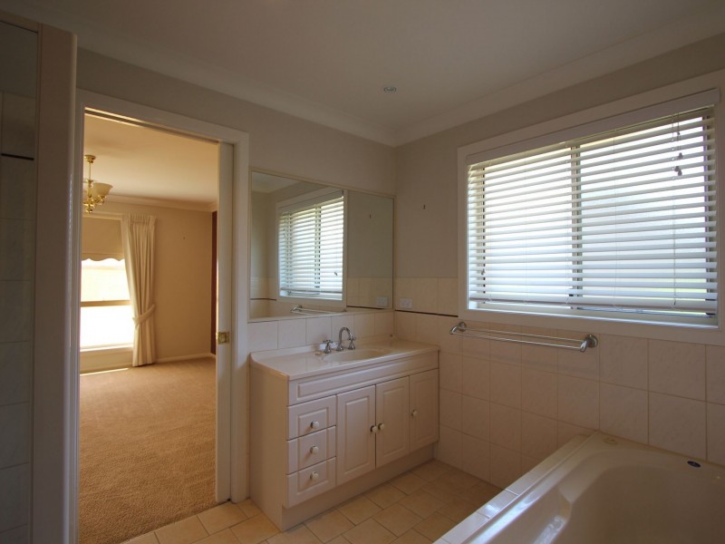 2 Kolor Place, Bourkelands NSW 2650