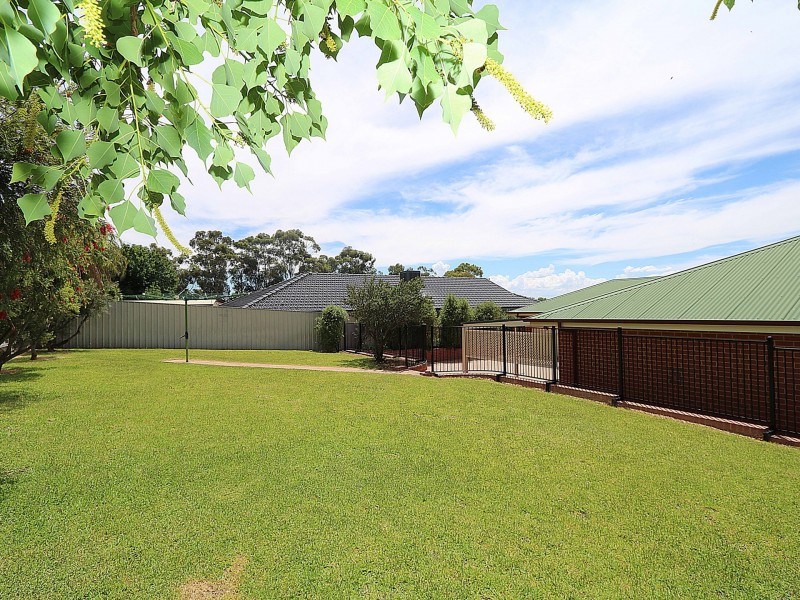 3 Nathan Place, Kooringal NSW 2650