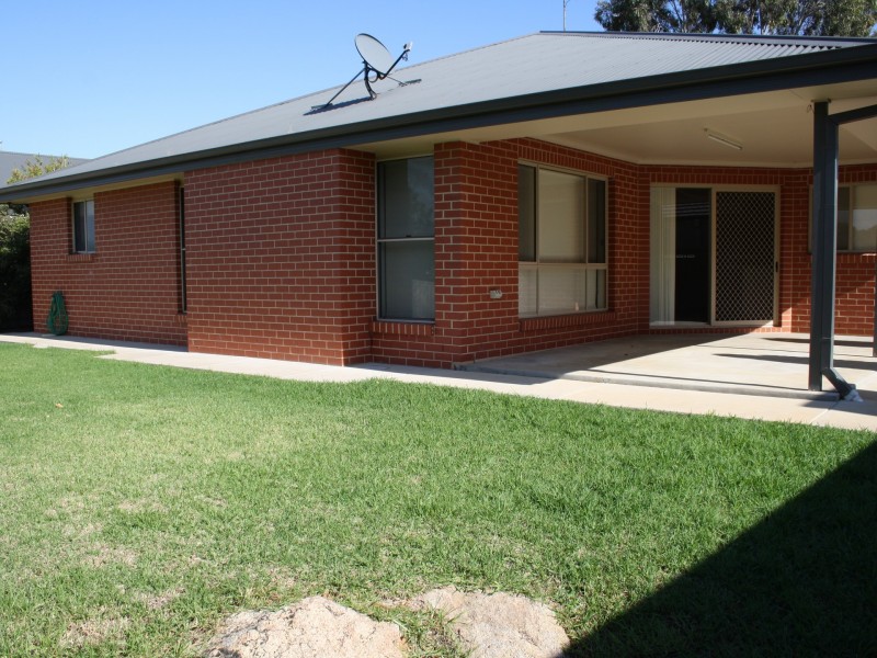27 Wellington Parade, Tatton NSW 2650