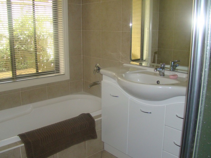 4 Yeomans Place, Kooringal NSW 2650