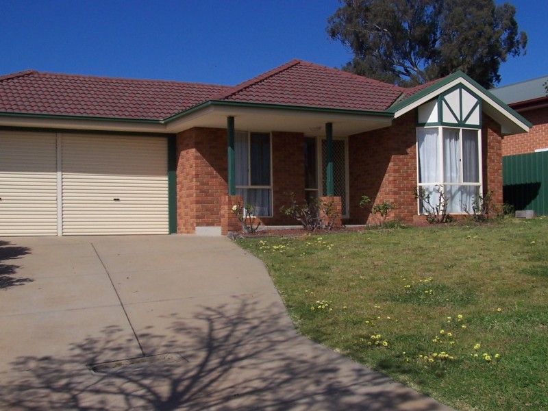 4 Mckeown Place, Estella NSW 2650