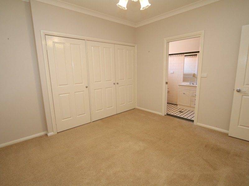 2 Shiralee Place, Estella NSW 2650