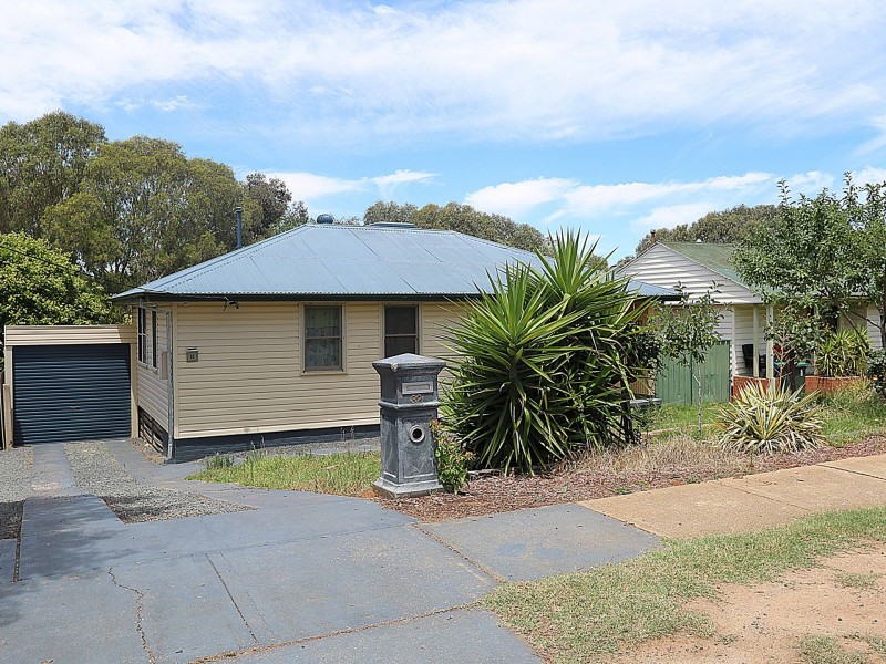32 Gilmore Street, Mount Austin NSW 2650