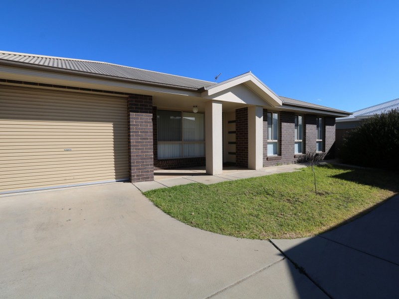 2/3 Carinya Street, Glenfield Park NSW 2650