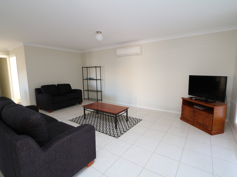 2/3 Carinya Street, Glenfield Park NSW 2650