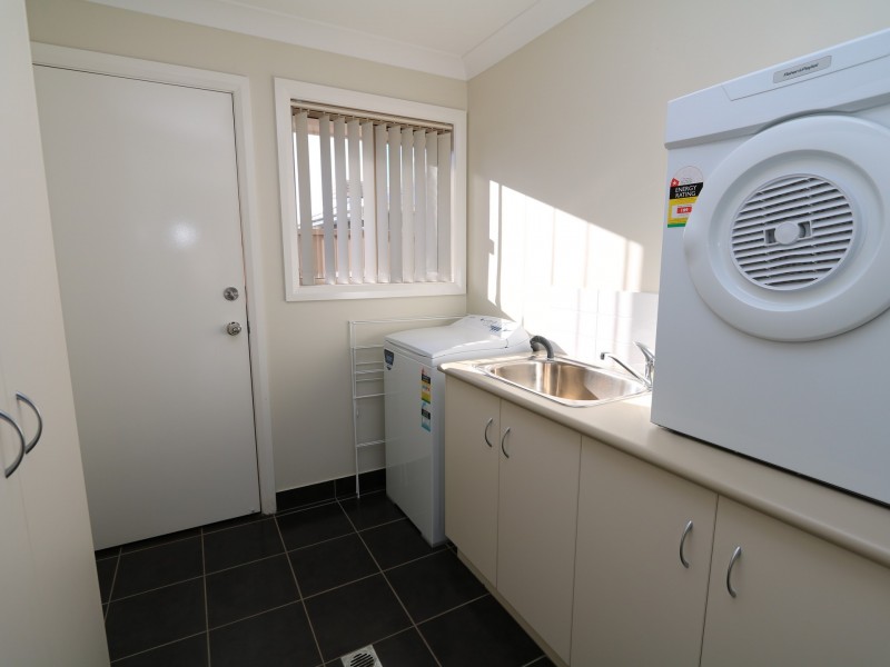 2/3 Carinya Street, Glenfield Park NSW 2650