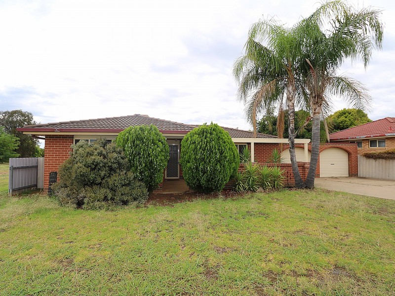 39 Bamarook Crescent, Glenfield Park NSW 2650