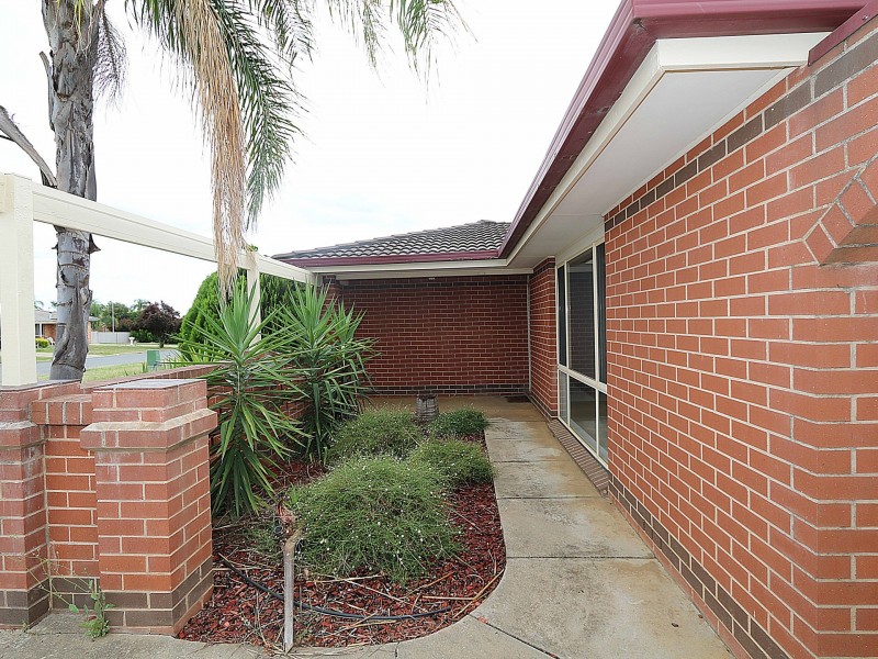 39 Bamarook Crescent, Glenfield Park NSW 2650