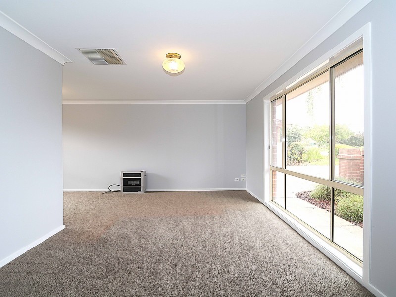 39 Bamarook Crescent, Glenfield Park NSW 2650