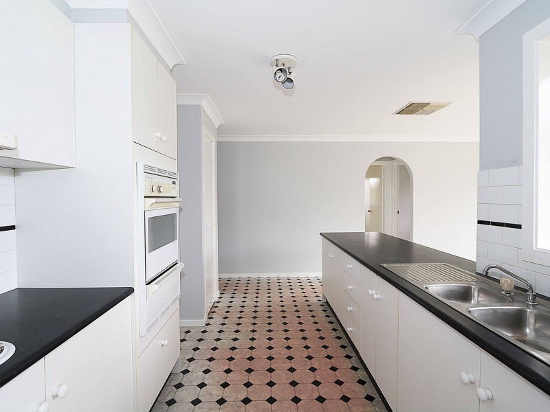 39 Bamarook Crescent, Glenfield Park NSW 2650