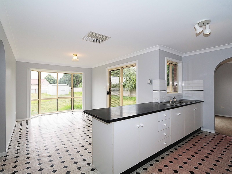 39 Bamarook Crescent, Glenfield Park NSW 2650