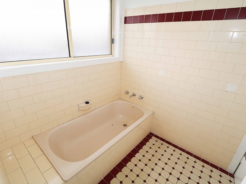 39 Bamarook Crescent, Glenfield Park NSW 2650