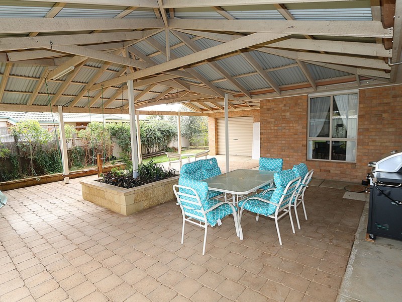 27 Kimba Drive, Glenfield Park NSW 2650