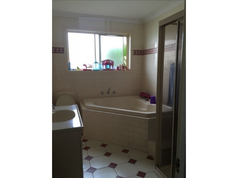 68 Dalman Parkway, Glenfield Park NSW 2650