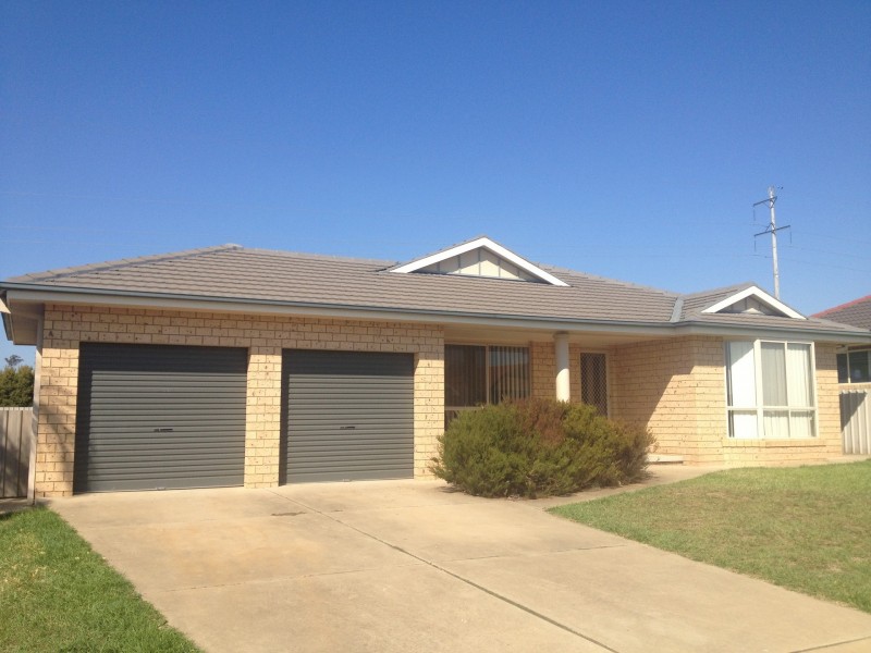 4 Paldi Crescent, Glenfield Park NSW 2650
