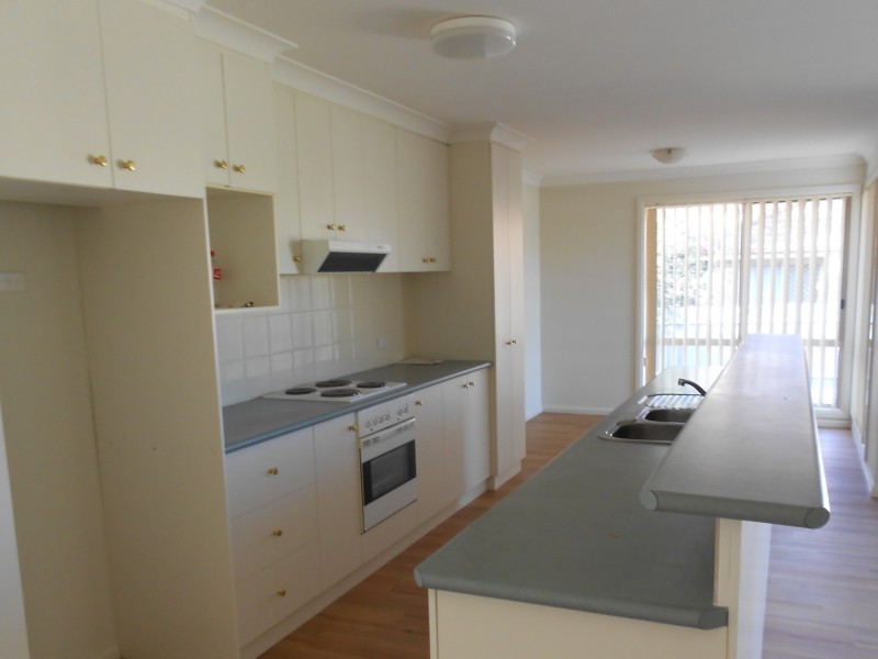 4 Paldi Crescent, Glenfield Park NSW 2650