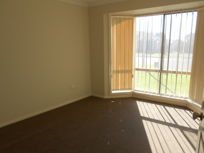 4 Paldi Crescent, Glenfield Park NSW 2650