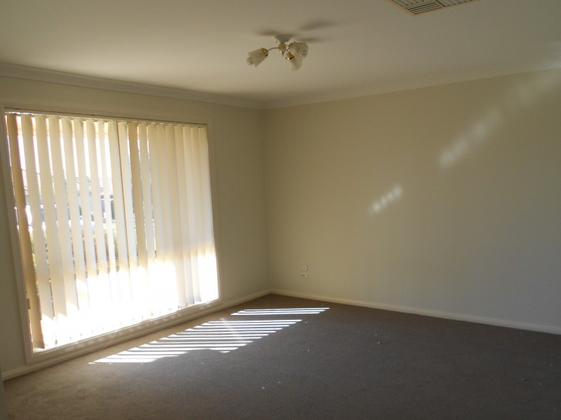 4 Paldi Crescent, Glenfield Park NSW 2650